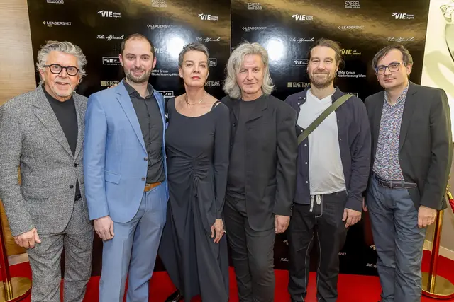 (v.l.n.r.) Gerhard Krispl, Ausstellungsleiter sowie die Künstlerinnen und Künstler Martin Veigl, Franziska Maderthaner, Christian Bazant-Hegemark, Thomas Riess und Kurator Günther Oberhollenzer | Foto: Flughafen Wien