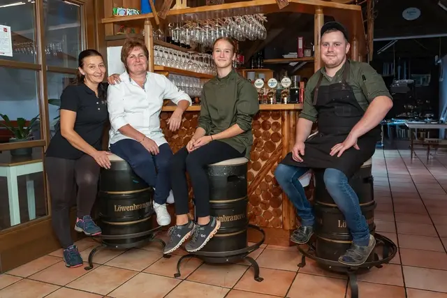 Eingespieltes Team (von links): Aushilfe Monika Gruber, Rosa Gassenbauer, Victoria Rockenschaub und Raphael Gassenbauer. | Foto: Andreas Walch Photography