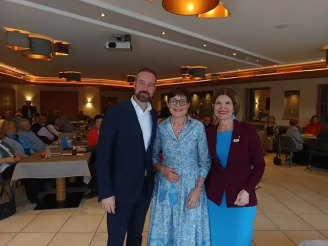 Im Bild: Stefan Schöll mit der neu gewählten Bezirksobfrau Theresia Neuhofer und Landesobfrau Andrea Eder-Gitschthaler. | Foto: Seniorenbund Flachgau