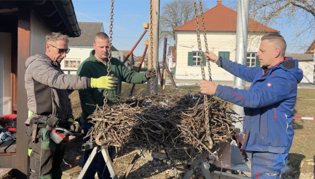 Die Gemeindemitarbeiter Mathias Schreiner (links) und Marco Plessl (Mitte) unterstützten beim Wiederaufbau.  | Foto: Elisabeth Kloiber