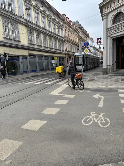 In der Griesgasse befindet sich eine Aufstellfläche, an der sich Radfahrerinnen und Radfahrer in den Verkehr einordnen sollen. Diese wird aber regelmäßig umfahren.  | Foto: MeinBezirk/Markus Kropac