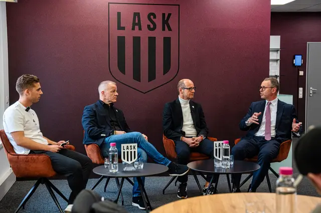 LASK-Moderator Fernando Weißmantel moderierte das Expertengespräch zwischen Siegmund Gruber, Wolfgang Mitterdorfer und Stefan Sandberger. | Foto: LASK