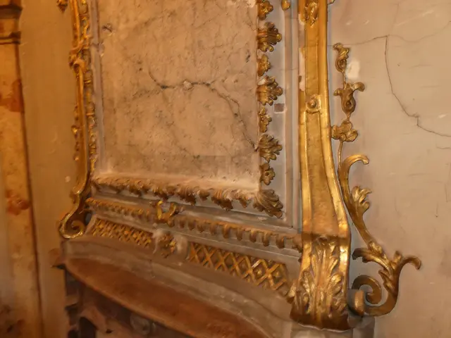 Goldrahmen, die ihre Farbe verloren haben. Weißer Stuckmarmor, der übermalt wurde. Am Zustand der Kaiserinnenloge kann man erkennen, wie viel das Team rund um Manuela Fritz in der Kaiserloge geleistet hat. | Foto: Nathanael Peterlini/MeinBezirk