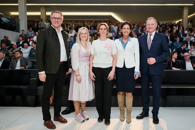 Johannes Huber, Sabina Frauscher,  Doris Dim-Knoglinger, Christina Bösenberg und Landeshauptmann Thomas Stelzer. | Foto: OÖVP/Mayr