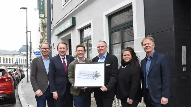 Bürgermeister Matthias Stadler, Stadt-Tourismusdirektor Stefan Bauer und Michael Duscher von der NÖ-Werbung gratulierten Leo und Andreas Graf sowie Maria Wohlmuth zum Umweltzeichen. | Foto: Vorlaufer