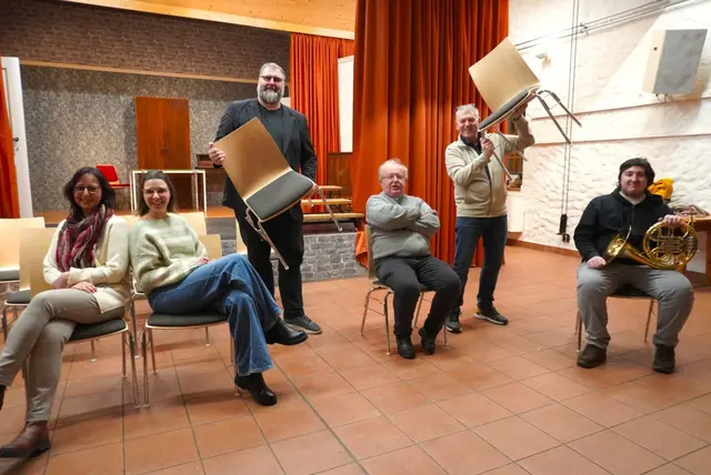 Freude bei Vereinsobmann Martin Wimmer (3.v.l.) und Pfarrer Bernhard Mucha (4.v.l.): Insgesamt wurden rund 100 neue Stühle für den Pfarrstadel angeschafft. | Foto: zVg/Dorferneuerungsverein Biedermannsdorf