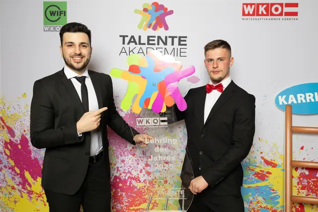 Staffelübergabe: Andreas Paduretu, Lehrling des Jahres 2024, freute sich mit dem frischgebackenen Lehrling des Jahres 2025. | Foto: WKK / eventbox.at