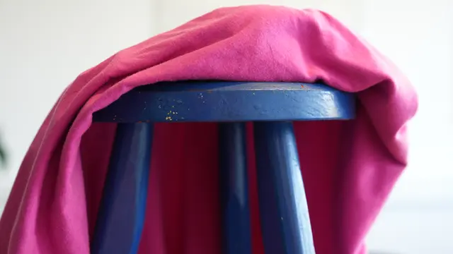 Typisch Mädchen – in Rosa. Typisch Junge – in Blau. Farben sind geschlechterneutral und unterliegen gesellschaftlichen Zuschreibungen und dem Zeitgeist. Die Farbzuordnung ist gerade durch das Marketing in vielen Köpfen der Menschen verankert. Blau war geschichtlich lange in der christlichen Tradition und der Symbolik des Mittelalters die Farbe Marias, der Mutter Gottes. Die Farbe Blau galt als fein und elegant und war den Mädchen vorbehalten.