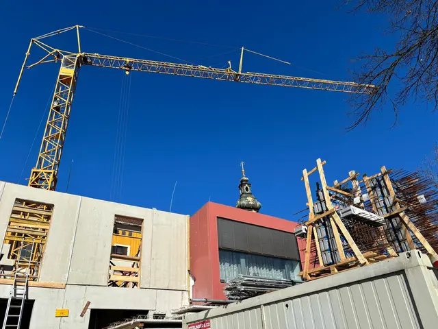 Der Rohbau nimmt Form an: Auf der Baustelle des Hotel Mikeli in Hartberg laufen die Arbeiten auf Hochtouren. | Foto: MeinBezirk/Christian Zechner