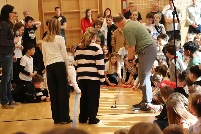 Die Kinder kamen mit guten Wünschen und Golfbällen, die Günther Eckhard einlochen musste. Bei jedem Treffer erfolgten ein lautstarker Jubel und "Günther, Günther"-Schlachtrufe. | Foto: Edith Ertl