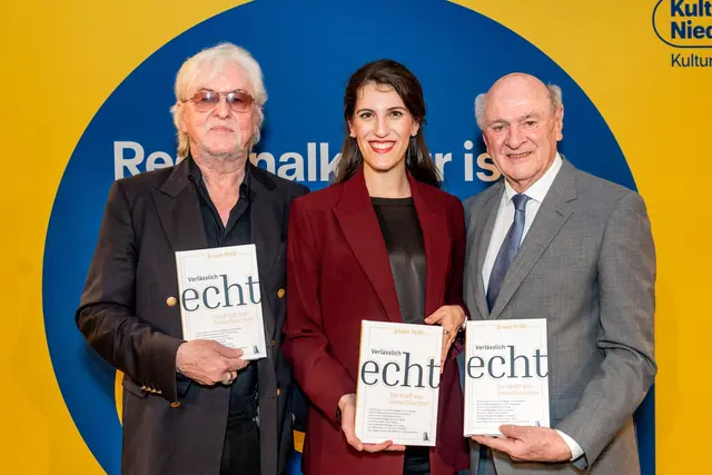 v.li.n.re.: Reinhold Bilgeri, Dorothy Khadem-Missagh und Erwin Pröll mit dem Buch „Verlässlich echt“ im Haus der Regionen in Krems | Foto: Georg Pomaßl
