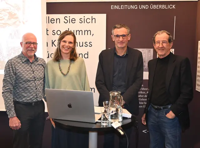 Weber (rechts im Bild) berichtete über die wagemutigen Agenteneinsatz seines Vaters.  | Foto: Tatschl