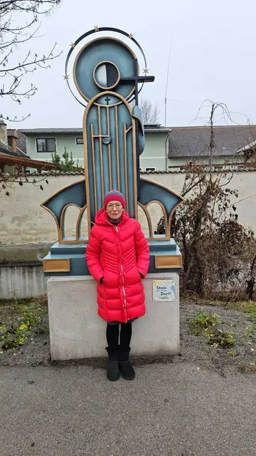 Die Säule mit Tafel und der Initiatorin des Projektes Frau Margret Widhalm. | Foto: Klemens Widhalm