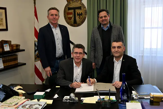 Bürgermeister Peter Eisenschenk und McDonald’s Franchisenehmer Ugur Ok fixierten die Errichtung der neuen Filiale in Tulln, was auch Planungsstadtrat und Vizebürgermeister Wolfgang Mayrhofer und Wirtschaftsstadtrat Lucas Sobotka freut. | Foto: Stadtgemeinde Tulln