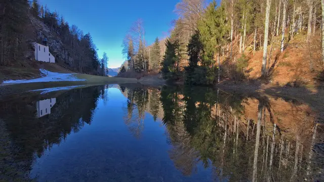 Das kleine Falkensteinkirchlein/Wolfgangkapelle,
 die 1350  erstmals urkundlich erwähnt wurde.
In der Wiese nebenan hat sich ein Schmelzwassersee gebildet.
