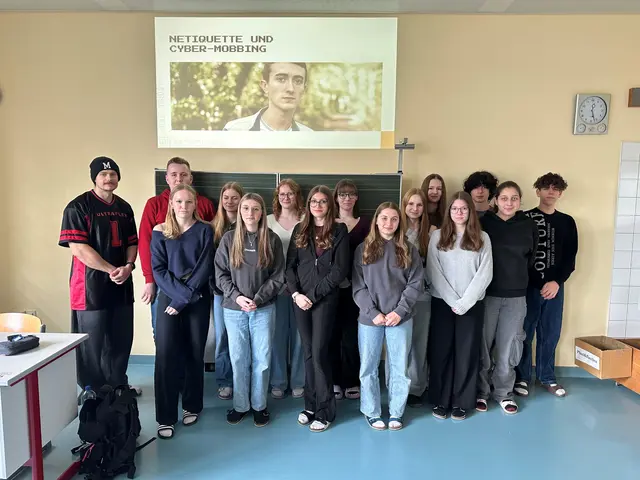 EVN Workshopleiter Maciej Lech mit den HAK-Schükerinnen und Schülern | Foto: EVN