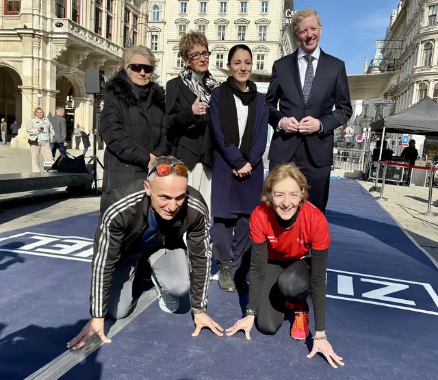 Elisabeth Pittermann, Ingrid Korosec, Clara Schüßler und Peter McDonald (stehend v. l.),  Andreas Berger und Karmella Michlfeit (kniend v. l.). | Foto: RMA Gesundheit