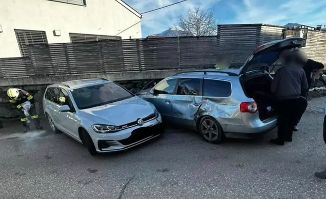 Beide Fahrzeuge krachten gegen eine Steinmauer.  | Foto: Freiwillige Feuerwehr Gablern
