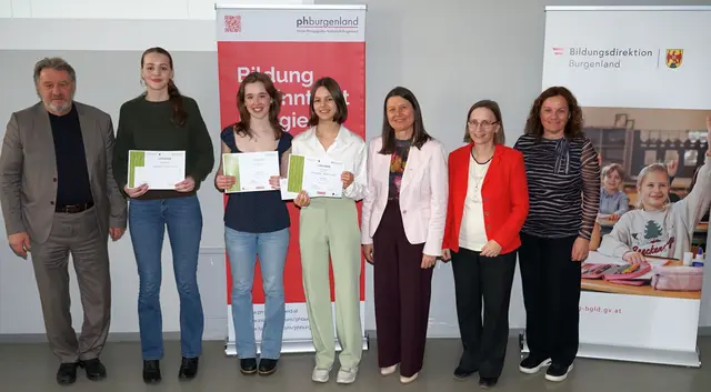 Französisch: Bildungsdirektor Alfred Lehner, Ludmila Derks (2. Platz, BG/BRG/BORG Oberschützen), Marie Hagenauer (1. Platz, BG/BRG/BORG Neusiedl am See), Nina Koller (3. Platz, HLW HLPS FW Pinkafeld), Rektorin Sabine Weisz (PPH Burgenland), Elisabeth Ladich und Tanja Käsznar (Landes-ARGE-Leitungen Französisch) | Foto: Private Pädagogische Hochschule Burgenland