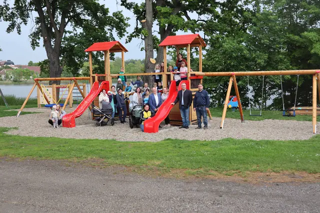 Familien und Kinder aus Riegersburg freuen sich mit Obmann des Doerferneuerungsvereins Christian Dietrich und Bürgermeister Friedrich Schechtner über die neuen Spielgeräte. | Foto: Christian Dietrich