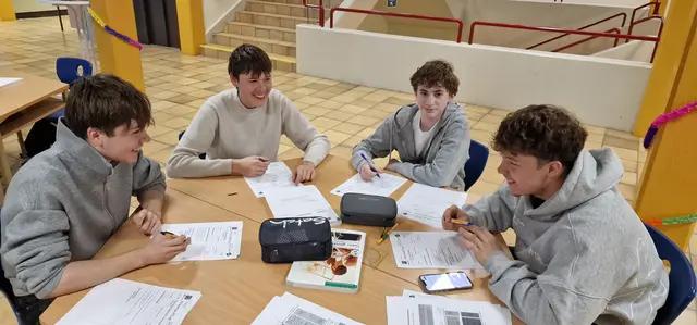 Theodor Dürr, Dorian Schierhuber, Philipp Österreicher und Marco Auer aus der ersten Klasse haben sichtbar viel Freude beim selbstständigen Arbeiten in der Gruppe.  | Foto: HAK Zwettl