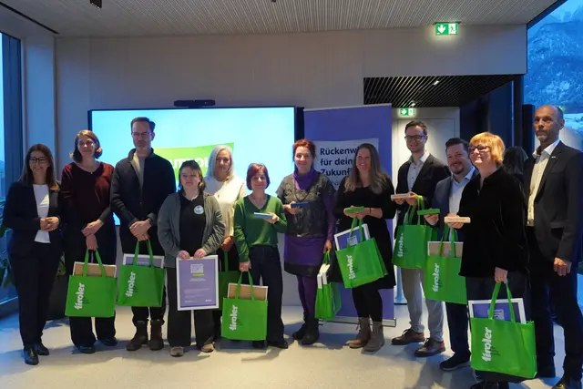 Neben der Urkunde erhielten auch alle Teilnehmenden einen Jengastein als Symbol dafür, dass sie gemeinsam das Fundament für die Sicherheit von Frauen und Kinder aufbauen.  | Foto: AMG