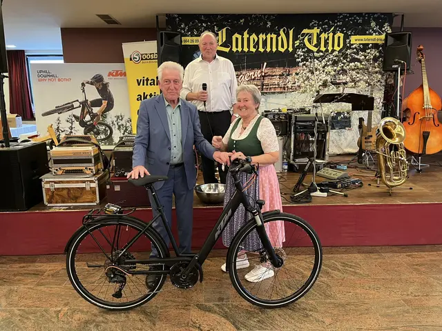 Anton Vitzthum (links) darf sich als Gewinner der Tombola über ein neues KTM-Fahrrad freuen. Johann Schweiberer und Hedwig Bauer gratulieren ihm herzlich. | Foto: Breitenberger