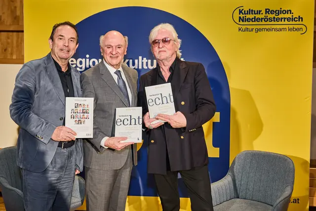 Anton Haubenberger, Erwin Pröll und Reinhold Bilgeri mit dem Buch „Verlässlich echt“ in Petzenkirchen. | Foto: Franz Gleiß