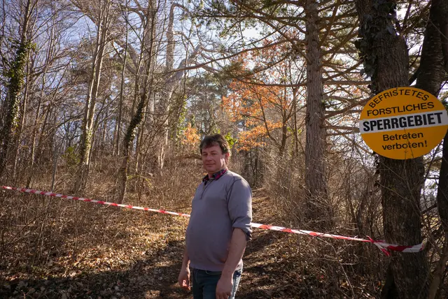 Robert Ötsch vor der Absperrung des Vierbrüderbaums. | Foto: Santrucek