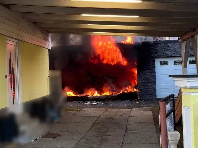 Beim Eintreffen der Feuerwehr stand die Garage in Vollbrand. | Foto: OFM Jasmin Triebelnig, FF Maria Saal