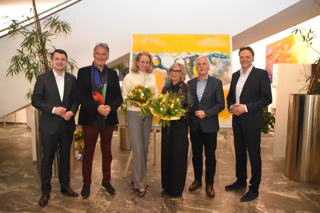 BH Kurt Berek, Laudator Georg Schärmer, Stadtamtsdirektorin Fiona Primus, Brigitte Lindner, Reinhard Waltl (langjähriger Vorstandsvorsitzender der Sparkasse Kufstein) und Vorstandsdirektor Otto Dialer (v.l.) freuen sich über eine stimmige Ausstellungseröffnung in Kufstein.  | Foto: Barbara Fluckinger