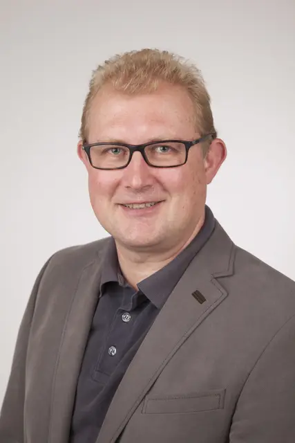 Abteilungsleiter des Straßenamtes Thomas Fischer erklärt die aktuelle Lösung sowie die Nachbesserungen, die im Zuge einer straßenpolizeilichen Verhandlung im September 2025 festgelegt wurden.  | Foto: Stadt Graz/Fischer
