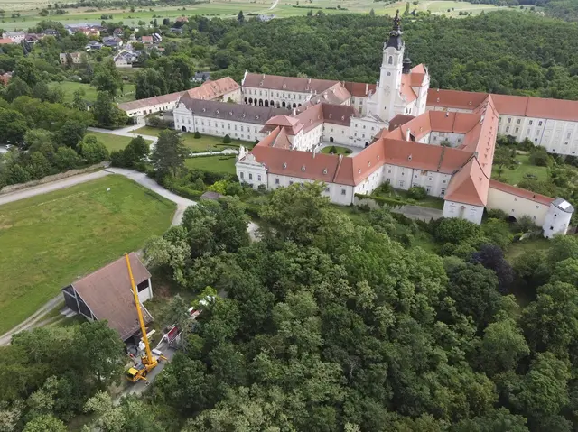 Eine Luftaufnahme vom Stift Altenburg. | Foto: Anker