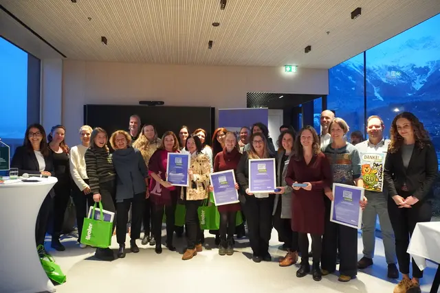 Die Teilnehmenden freuten sich sehr über die Urkunden und einen Teil der 100.000 Euro Fördergeld.  | Foto: AMG