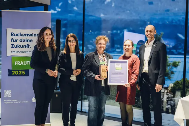 Nur eins von 31 Projekten, die ausgezeichnet wurden: “Sichere Räume. Gelebter Kinderschutz in der Praxis.” vom Verein Frauen im Brennpunkt. Im Bild: Soziallandesrätin Eva Pawlata, Isolde Stieg (Vorstand TIROLER), Claudia Birnbaum und Ina Köck ( beide Frauen im Brennpunkt) und Franz Mair (Vorstand TIROLER) v.l. | Foto: Tiroler Versicherung/ Rainer