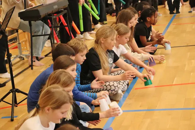 Beim Becher-Rap wurden die Kinder von den Lehrern Marco Störi und Esther Stollberger sowie Schulwart Richard Klösch musikalisch begleitet.  | Foto: Edith Ertl