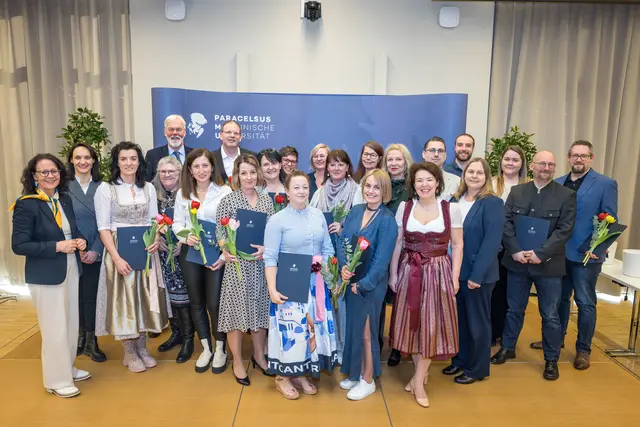 Landesrätin Daniela Gutschi, Annemarie Weißenbacher (Rektorin der Privaten Medizinischen Universität Salzburg - PMU), Jürgen Osterbrink (Dekan für Pflegewissenschaft PMU) Sabine Zapf-Pingert (Studiengangsleitung Pflege PMU) mit den Absolventinnen und Absolventen | Foto: PMU/Wildbild