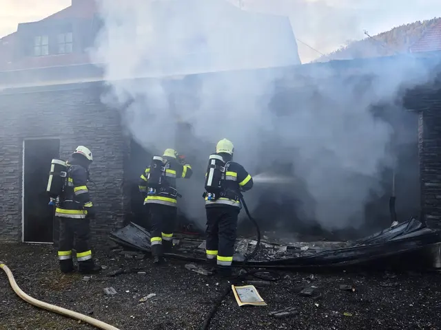 Unmittelbar begannen mehrere Trupps unter schwerem Atemschutz mit der Brandbekämpfung. | Foto: OFM Jasmin Triebelnig, FF Maria Saal