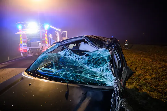 Ein drittes Fahrzeug, in ihm befand sich ein 61-Jähriger aus Linz-Land, überschlug sich laut Polizei mehrmals und blieb auf der Fahrbahn stehen. | Foto: Team Fotokerschi/Kerschbaummayr