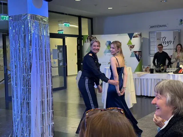 Bezirkspolizeikommandantin Sonja Fiegl unterstützte tatkräftig beim Stück und führte die "Täterin" ab. | Foto: Victoria Edlinger