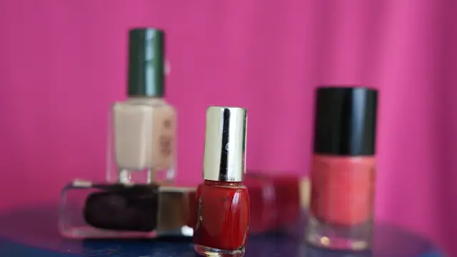 Nur was für Mädchen und Frauen? Nagellack soll bereits über 5000 Jahre vor Christus im frühen China verwendet worden sein. Damals schmückte man die Fingernägel mit Pfanzen-Farben. Dieser Nagelschmuck war allerdings nur den Männern vorbehalten, da die Verzierungen als Symbol für Macht und Reichtum galt. Das bisschen Farbe an den Fingernägeln sorgt aber bei vielen Menschen noch für Entrüstung, etwa wenn Buben mit Glitzernagellack auf den Fingern in den Kindergarten gehen. 