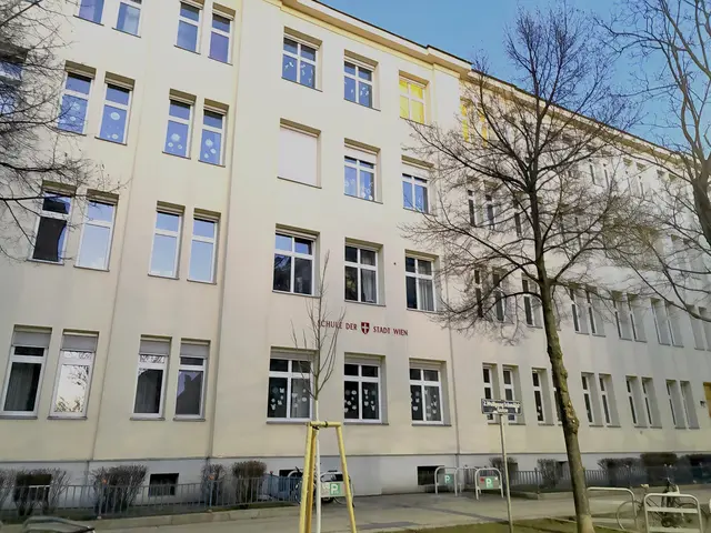 Zwei Schüler dieser Volksschule im 2. Bezirk kamen am Mittwoch nie im Unterricht an. Jetzt läuft die Suche nach den Kindern auf Hochtouren. | Foto: Johannes Reiterits/MeinBezirk