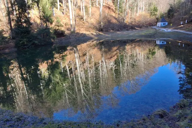 .... nochmal einen Blick zurück zur Brunnkapelle, da mir die Spiegelung so gefallen hat.