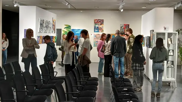 Das Interesse an den Kunstwerken war schon am Eröffnungsabend enorm groß. | Foto: Josef Hofmüller