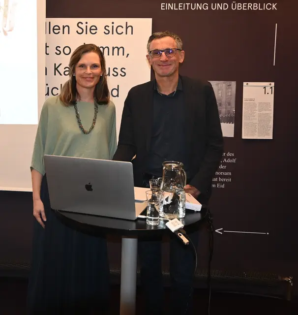 Leiterin der Ötztal Mussen Edith Hesseberger und Peter Zeithistoriker Peter Pirker im Turmmuseum in Oetz. Im Hintergrund die Ausstellung ""Wer Widerstand. Deserteure der Wehrmacht und wer ihnen half." | Foto: Tatschl