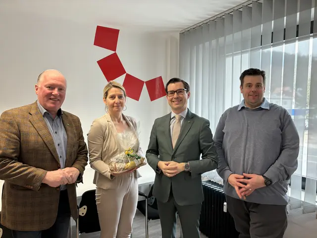 Besuch aus Turnau in der Brucker Redaktion: Vizebürgermeister Berthold Strobl und Bürgermeister Stefan Hofer mit Redakteurin Angelika Kern und Werbeberater Christian Schachner (rechts). | Foto: Fladl