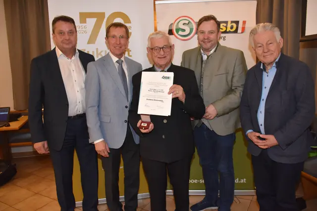 Seniorenbund Bezirkstag Bezirk Perg 2026 in Mitterkirchen. Ehrenbezirksobmann des Seniorenbunds Karl Grufender (Mitte) mit Anton Froschauer, Josef Lindner, neuer Bezirksobmann, Franz Ebner, Josef Pühringer.  | Foto: Robert Zinterhof