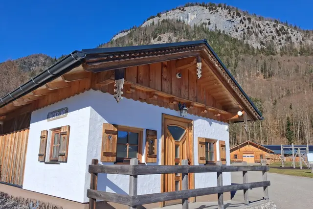 PILGER-WC wie es schöner nicht sein könnte.
Befindet sich in der Ortschaft RIED am Wolfgangsee/ gehört zu St. Gilgen.