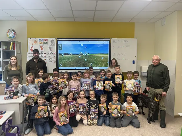 Hegeringleiter Bernhard Trinko und Johann Scherzer mit den Volksschülern | Foto: Hegering Vitis