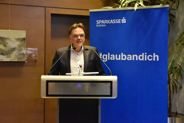 Vorstandsdirektor Otto Dialer begrüßte die Gäste zur ersten Ausstellung im Jahr 2026. | Foto: Barbara Fluckinger